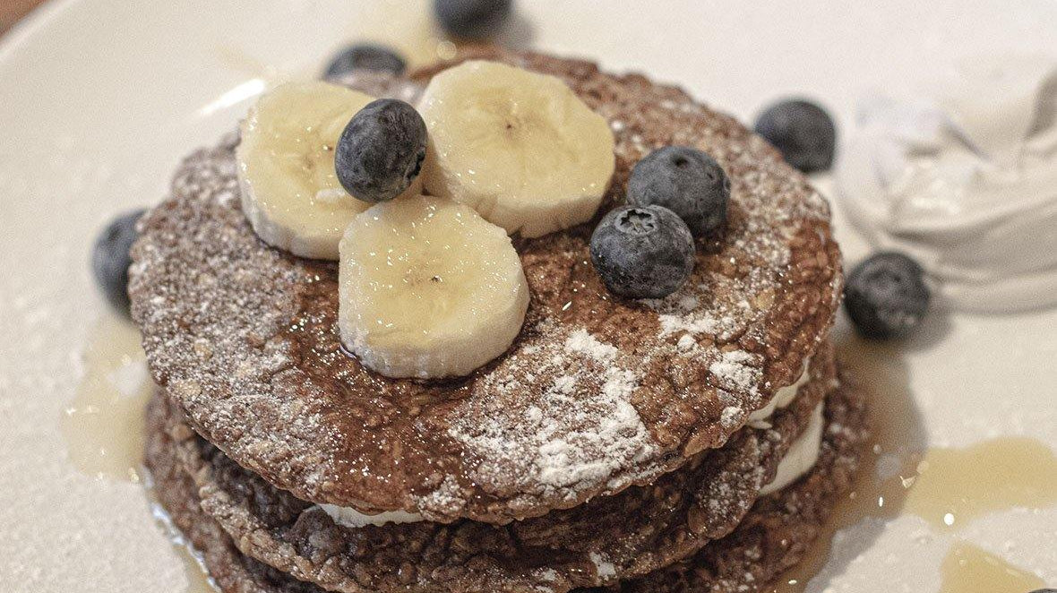Banana & Cinnamon Vegan Pancakes - DISHONOR